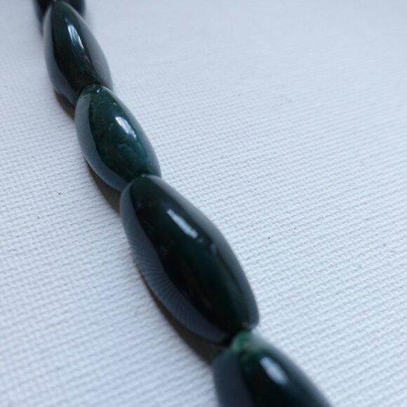 Elegant Dark Green Stone Bead Necklace and Daisy Floral pattern Earring Set - Picture 5 of 10